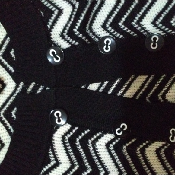 NWOT: BEBE; CHEVRON BLACK & WHITE, SINGLE CLASP OPEN, KNIT CARDIGAN SWEATER - Picture 3 of 8